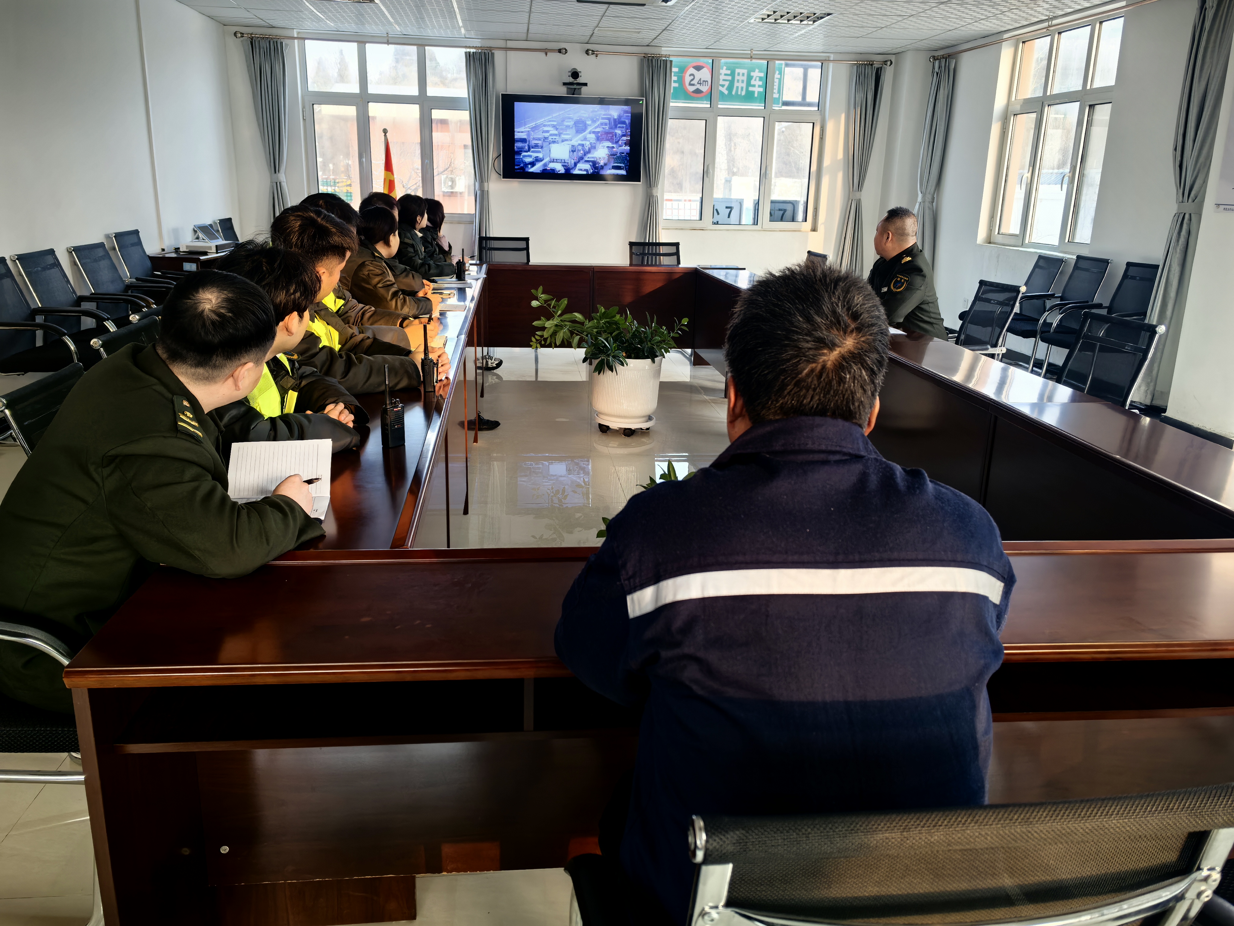 以案为鉴守防线 凝心聚力护春运——内丘北收费站组织全员观看春运安全警示片.jpg